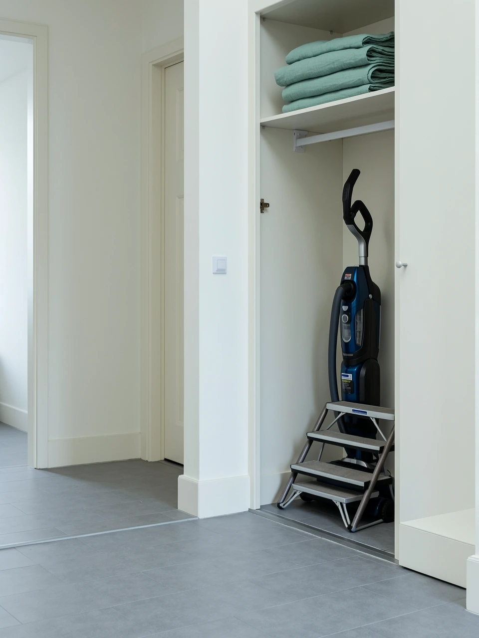 Een vrije looproute naast een open werkkast in een appartement